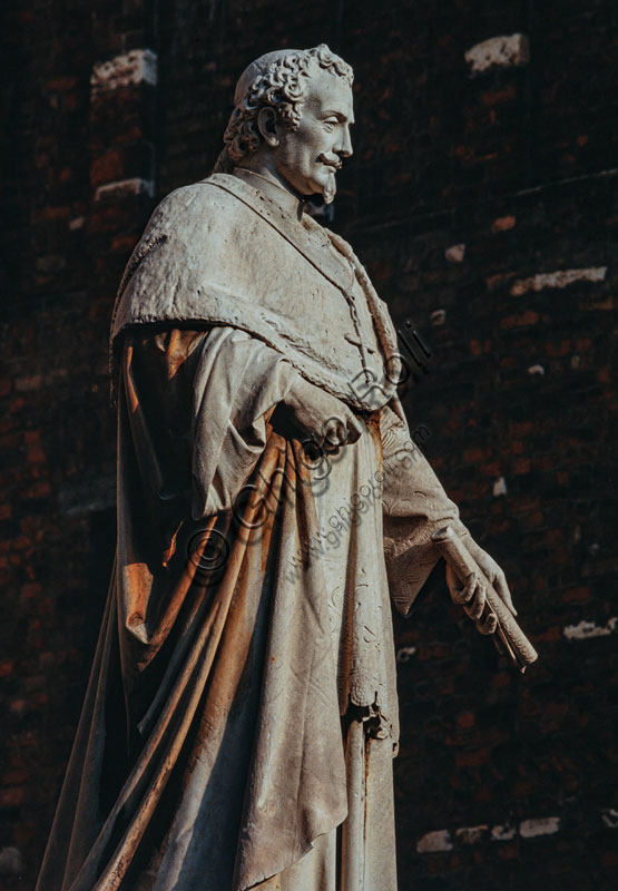  The statue of the Cardinal Federico Borromeo by Costanzo Corti (XIX century). The cardinal founded the Veneranda Biblioteca Ambrosiana, in 1607.
