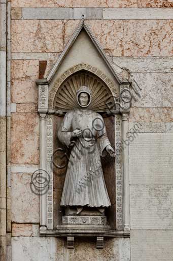 Ferrara, la Cattedrale dedicata a San Giorgio, facciata: particolare con statua in abito da pellegrino di Alberto V d'Este.