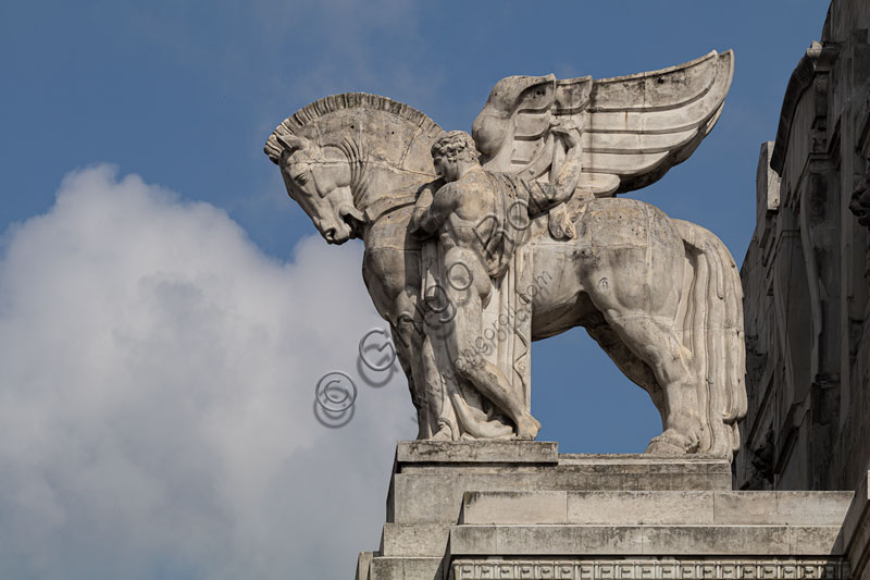 Stazione centrale: una delle statue di Pegaso presenti sulla facciata. 