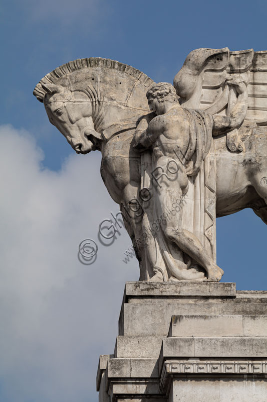 Stazione centrale: una delle statue di Pegaso presenti sulla facciata. 