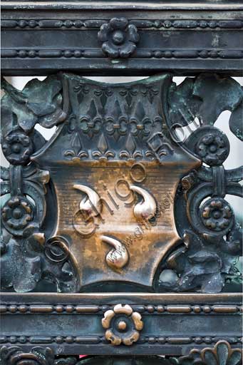 Bergamo, Città alta, Cappella Colleoni (Colleoni Chapel), iron wrought gate realised by Vincenzo Muzio in 1912, according to a drawing by Gaetano Moretti: detail with the emblem of the Bergamo chieftain Bartolomeo Colleoni. 