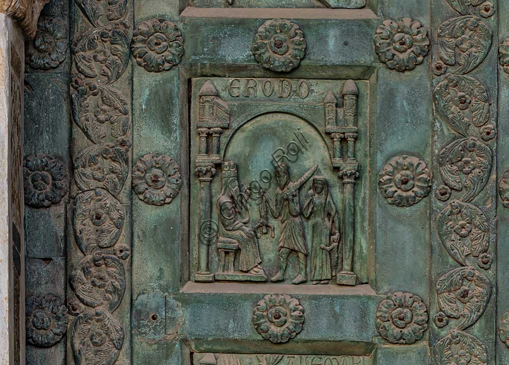 Duomo di Monreale, Porta di Bonanno Pisano (1185-6): formella bronzea con "La Strage degli Innocenti" (scena dal Nuovo Testamento).La porta è firmata: "Bonanno civis pisanus". Iconograficamente nei cinque ordini inferiori vi sono scene del Vecchio Testamento, sette dedicate alla storia di Adamo ed Eva, e altre sei ad altrettante coppie di profeti mentre nei cinque superiori scene del Nuovo, al sommo Cristo e Maria nella gloria del Paradiso.