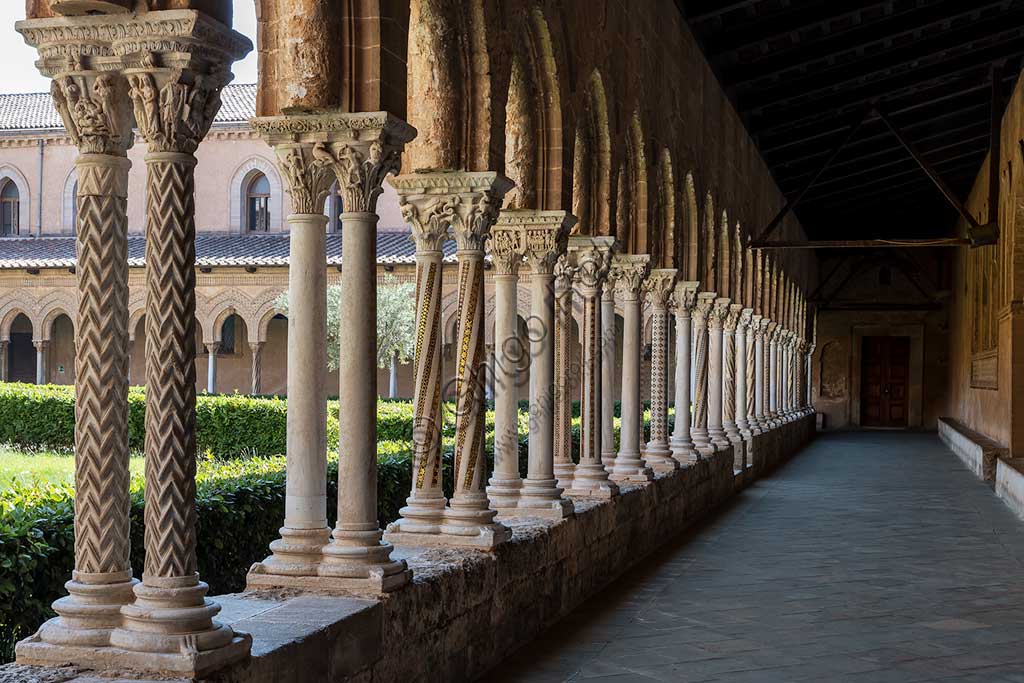 Monreale, Duomo, chiostro del monastero benedettino (XII secolo): fuga di colonne e capitelli sul lato Nord; in primo piano il capitello N24, faccia Nord-Ovest; "Strage degli Innocenti".