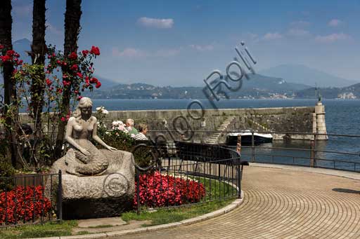 Stresa: il lungolago con la statua "La Sirena".