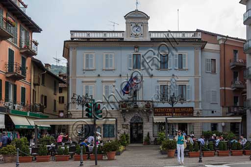 Stresa: la piazza del Municipio e lo storico Caffè - Pasticceria Bolongaro.