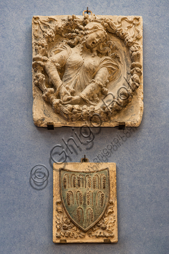 "Suicidio di Didone", seguace di Niccolò dell'Arca, rilievo in marmo, XV secolo, e stemma.