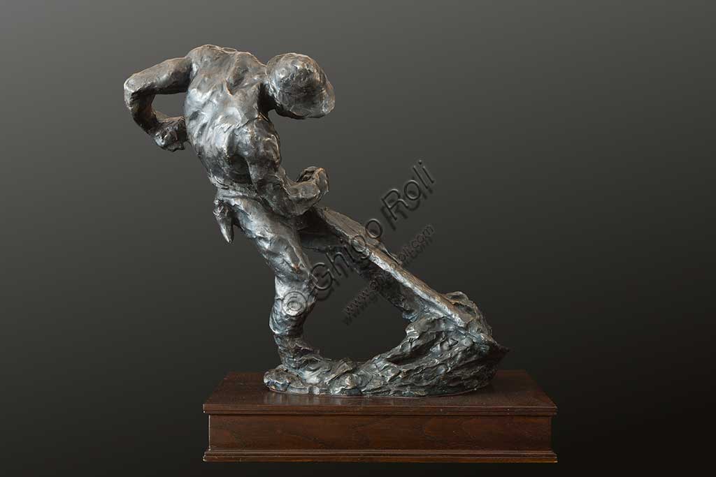 Collezione Assicoop Unipol: Giuseppe Graziosi, "Il Contadino che Falcia"; scultura in bronzo, cm. 52 x 60 x 30.