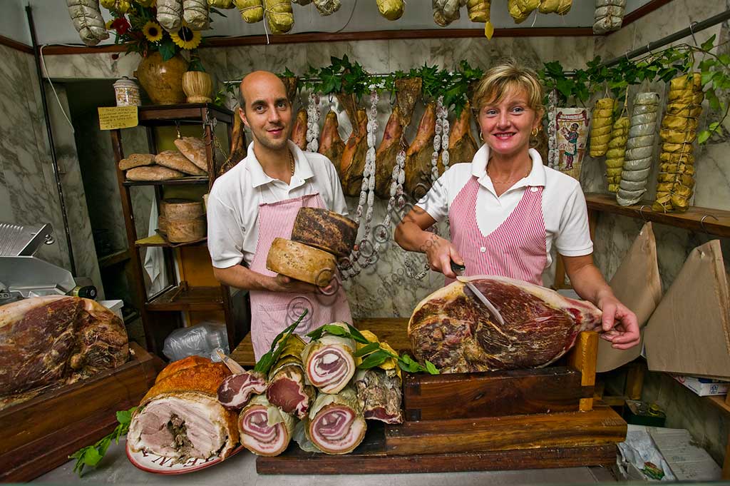 Rosita Cariani e Marco Biagetti, titolari della Norcineria "Tagliavento", soprannome del padre di lei. Tutti e due sono figli di norcini del paese, un tempo concorrenti.