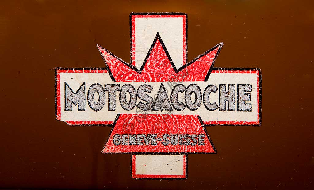 Moto d'epoca Motosacoche M5. Marchio.Marca: Motosacochemodello: M5nazione: Svizzera - Ginevraanno: 1910condizioni: conservatacilindrata: 241,1motore: monocilindrico a valvole lateralicambio: diretto con trasmissione a cinghiaI fratelli Henry e Armand Dufaux di Ginevra disegnarono un piccolo motore a quattro tempi già nel 1899. Questo motore, "tascabile" perchè poteva essere montato all'interno di qualsiasi telaio di bicicletta, dette il nome alla fabbrica. Nel primo decennio del secolo vennero prodotti diversi modelli di bici a motore, simili a questo, con avviamento a pedali e che poteva raggiungere i 55 km/h; poi questa filosofia venne superata per produrre moto ben più potenti, anche con grossi bicilindrici. Pur costruendo motociclette proprie l'azienda fabbricò anche  i motori M.A.G. (Motosacoche Acacias Geneve) che venivano venduti anche ad altri produttori di moto.