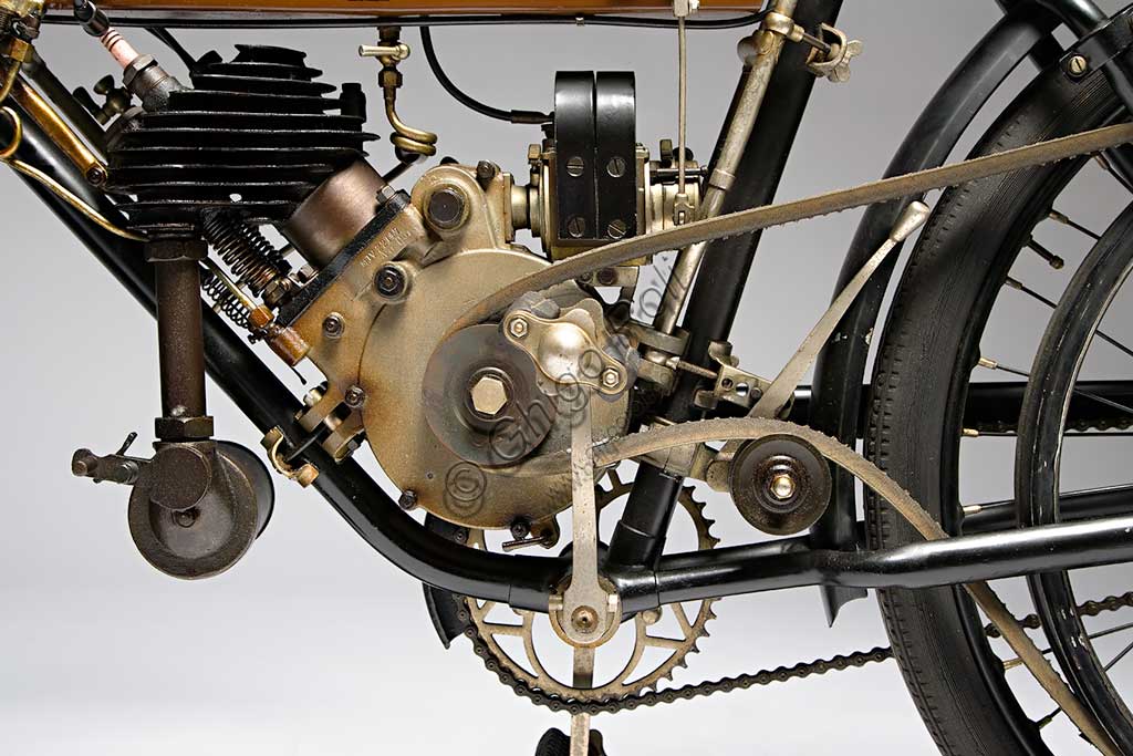 Moto d'epoca Motosacoche M5Marca: Motosacochemodello: M5nazione: Svizzera - Ginevraanno: 1910condizioni: conservatacilindrata: 241,1motore: monocilindrico a valvole lateralicambio: diretto con trasmissione a cinghiaI fratelli Henry e Armand Dufaux di Ginevra disegnarono un piccolo motore a quattro tempi già nel 1899. Questo motore, "tascabile" perchè poteva essere montato all'interno di qualsiasi telaio di bicicletta, dette il nome alla fabbrica. Nel primo decennio del secolo vennero prodotti diversi modelli di bici a motore, simili a questo, con avviamento a pedali e che poteva raggiungere i 55 km/h; poi questa filosofia venne superata per produrre moto ben più potenti, anche con grossi bicilindrici. Pur costruendo motociclette proprie l'azienda fabbricò anche  i motori M.A.G. (Motosacoche Acacias Geneve) che venivano venduti anche ad altri produttori di moto.