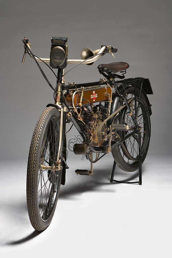 Moto d'epoca Motosacoche M5Marca: Motosacochemodello: M5nazione: Svizzera - Ginevraanno: 1910condizioni: conservatacilindrata: 241,1motore: monocilindrico a valvole lateralicambio: diretto con trasmissione a cinghiaI fratelli Henry e Armand Dufaux di Ginevra disegnarono un piccolo motore a quattro tempi già nel 1899. Questo motore, "tascabile" perchè poteva essere montato all'interno di qualsiasi telaio di bicicletta, dette il nome alla fabbrica. Nel primo decennio del secolo vennero prodotti diversi modelli di bici a motore, simili a questo, con avviamento a pedali e che poteva raggiungere i 55 km/h; poi questa filosofia venne superata per produrre moto ben più potenti, anche con grossi bicilindrici. Pur costruendo motociclette proprie l'azienda fabbricò anche  i motori M.A.G. (Motosacoche Acacias Geneve) che venivano venduti anche ad altri produttori di moto.