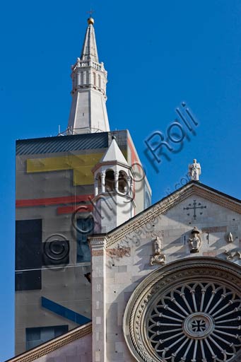 Modena: partial view of the Cathedral (Duomo) façade and Ghirlandina (bell tower) covered with an artwork by Mimmo Paladino. The tarpaulin by Paladino was used during the restoration works on the Modena bell tower.
