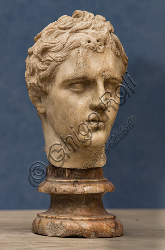  Roman art of the Hadrianic period: "Head of an athlete", 1st century A.D, marble.