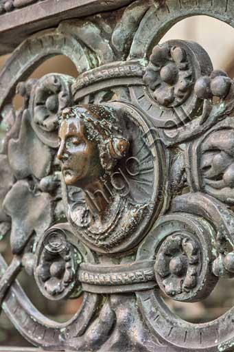 Bergamo, Città alta, Cappella Colleoni, Cancellata in ferro battuto realizzata nel 1912 da Vincenzo Muzio, su disegno di Gaetano Moretti: particolare con testa di donna.