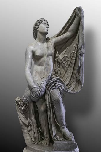 Roma, Musei Capitolini: statua di Leda con il cigno, da originale dello scultore greco Timotheos (360 a.C.).Viene denominato anche "tipo di Sosikles" dalla firma apposta su questa importante replica. Generalmente attribuita a Policleto, la statua, di dimensioni di poco maggiori del vero, è appartenuta alla Collezione Albani. 