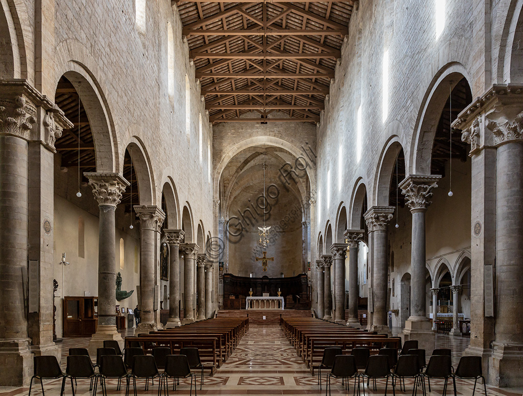 Todi, Concattedrale della Santissima Annunziata o Duomo: la navata centrale.