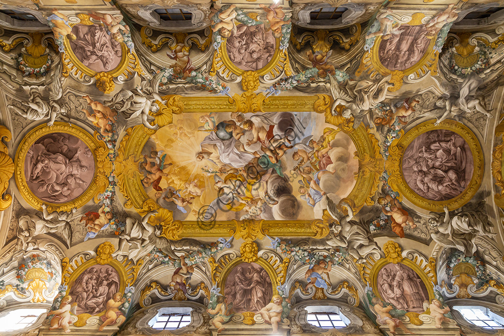 Todi, Chiesa della Nunziatina: la decorazione del soffitto che richiama, per impostazione, le grandi chiese romane di periodo barocco, con angeli, fiori e frutta tra i quali spiccano otto medaglioni,  che circondano l’affresco principale, raffiguranti episodi della vita della Vergine.