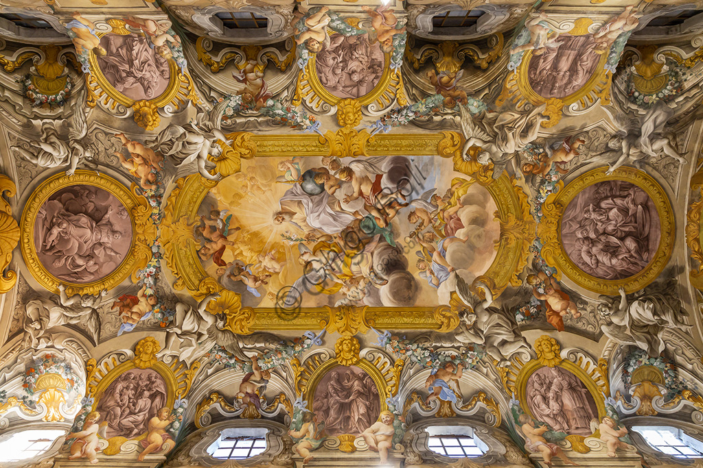  Todi, the Church of Nunziatina: the decoration of the ceiling that recalls the great Roman churches of the Baroque period, with angels, flowers and fruit among which eight medallions stand out, surrounding the main fresco, depicting episodes from the life of the Virgin.