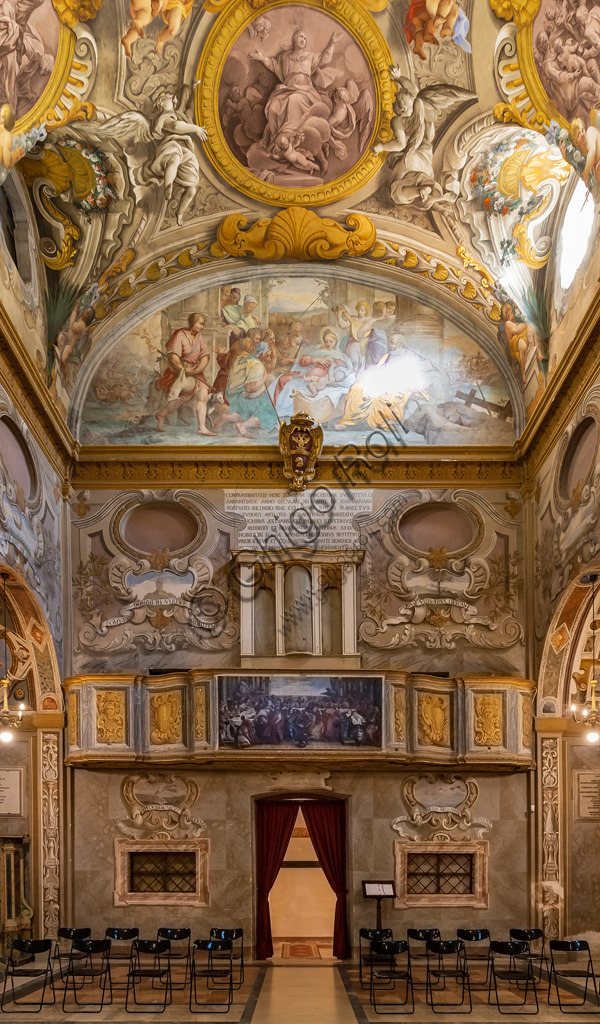 Todi, Chiesa della Nunziatina: la controfacciata dove è visibile un dipinto su tavola ispirato alle “nozze di Cana”* del Veronese sopra il quale si ammira un affresco che rappresenta “La Madonna del latte”*.