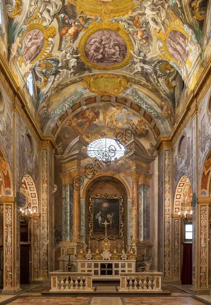 Todi, Chiesa della Nunziatina: veduta dell'interno completamente affrescato e  l'altare maggiore.