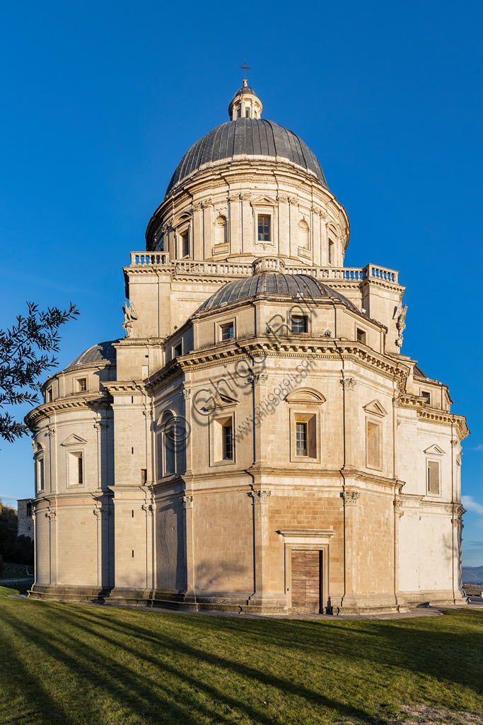  Todi: Temple of Santa Maria della Consolazione, built in the sixteenth century on a possible central plan project by Bramante.