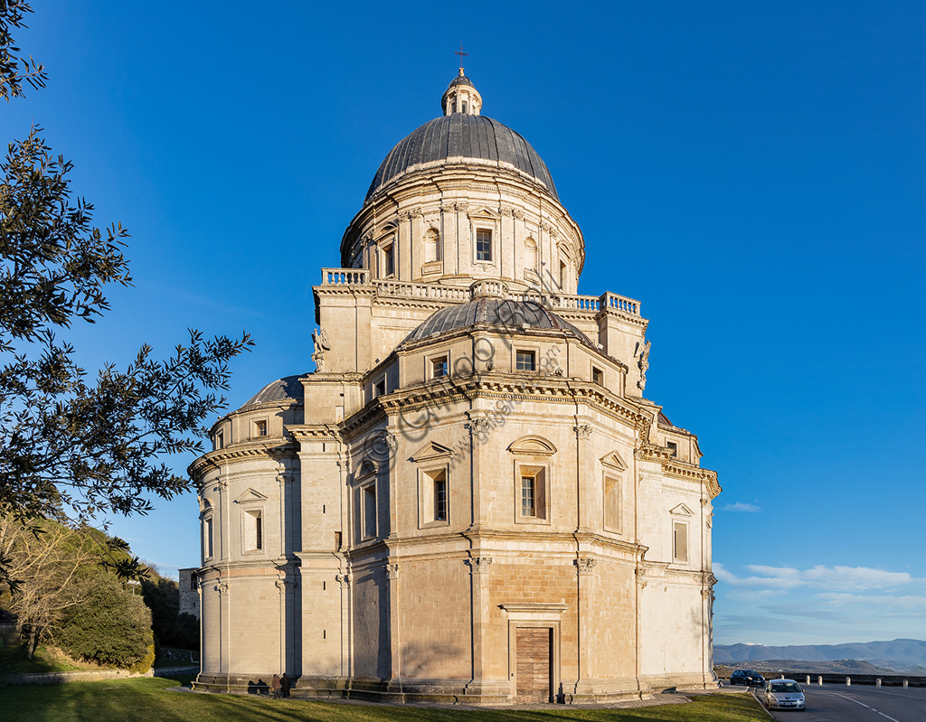 Todi: Tempio di Santa Maria della Consolazione, a pianta centrale, eretto nel Cinquecento su probabile progetto del Bramante.