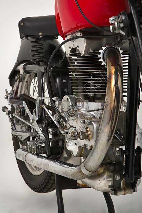 Moto d'epoca “Gilera Saturno Sanremo”Marca: Gileramodello: Saturno Sanremo (Corsa Ufficiale Casa)nazione: Italia - Arcoreanno: 1947 - 8condizioni: restauratacilindrata: 498,7 (alesaggio e corsa 84 x 90)motore: monocilindrico cambio: a quattro rapportiDerivata direttamente dai modelli anteguerra VT e VTE, conosciuti come "Quattro Bulloni" e "Otto Bulloni" la Saturno fu progettata dall'Ing. Giuseppe Salmaggi che ne disegnò ogni particolare, tra cui quel basamento curvilineo che, per gli estimatori della Casa, è un vero capolavoro. La Saturno fu il modello di maggior successo della Gilera e, fra tutte le Saturno, la Sanremo è la più rara, ricercata dai collezionisti e riprodotta dai falsari. Prende il nome dal circuito dove vinse per quattro edizioni consecutive, dal debutto del '47. Nonostante i trionfi dei quattro cilindri, la Gilera tenne in produzione il Sanremo per molti anni grazie alla sua maggiore agilità nei circuiti tortuosi e alla grande coppia a qualsiasi régime. Questa moto regalò un numero sconfinato di vittorie a Nello Pagani e Umberto Masetti, ambedue campioni del mondo, e ancora a Clemencigh, Milani, Bandirola....