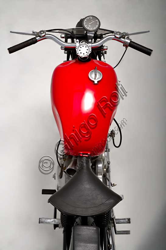 Moto d'epoca “Gilera Saturno Sanremo”Marca: Gileramodello: Saturno Sanremo (Corsa Ufficiale Casa)nazione: Italia - Arcoreanno: 1947 - 8condizioni: restauratacilindrata: 498,7 (alesaggio e corsa 84 x 90)motore: monocilindrico cambio: a quattro rapportiDerivata direttamente dai modelli anteguerra VT e VTE, conosciuti come "Quattro Bulloni" e "Otto Bulloni" la Saturno fu progettata dall'Ing. Giuseppe Salmaggi che ne disegnò ogni particolare, tra cui quel basamento curvilineo che, per gli estimatori della Casa, è un vero capolavoro. La Saturno fu il modello di maggior successo della Gilera e, fra tutte le Saturno, la Sanremo è la più rara, ricercata dai collezionisti e riprodotta dai falsari. Prende il nome dal circuito dove vinse per quattro edizioni consecutive, dal debutto del '47. Nonostante i trionfi dei quattro cilindri, la Gilera tenne in produzione il Sanremo per molti anni grazie alla sua maggiore agilità nei circuiti tortuosi e alla grande coppia a qualsiasi régime. Questa moto regalò un numero sconfinato di vittorie a Nello Pagani e Umberto Masetti, ambedue campioni del mondo, e ancora a Clemencigh, Milani, Bandirola....