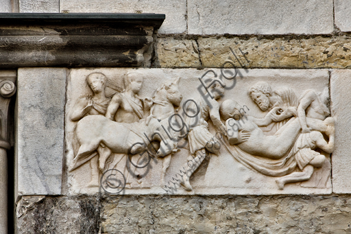 Genova, Duomo (Cattedrale di S. Lorenzo), lato ovest, la facciata, torre di destra: frammento di fronte di sarcofago con "Il trasporto funebre di Meleagro" (180 - 190 d.C.).