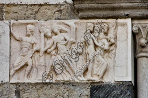 Genova, Duomo (Cattedrale di S. Lorenzo), lato ovest, la facciata, torre di destra: frammento di fronte di sarcofago con "Il trasporto funebre di Meleagro" (180 - 190 d.C.).