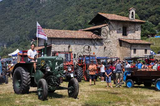 Trattore d'epoca a un raduno.Marca: HSCS (Hofherr - Schrantz - Clayton - Shuttleworth)Modello: K44-48Anno: 1938 - 1942Alimentazione: olio pesante e gasolioNumero cilindri: Cilindrata: 10.600 ccPotenza: CV 44 alla ruota e 48 alla trazioneCaratteristiche: ciclo diesel 2 tempi. Usato nella Seconda Guerra Mondiale per tirare i cannoni, ma poi abbandonato perché fa un rumore troppo forte e segnalava il mezzo ai nemici.