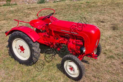 Old Tractor.Make: PorscheModel: JuniorYear: 1962Fuel: Diesel oilNumber of Cylinders: 1Displacement: 1.600 ccHorse Power: 15 HPCharacteristics: