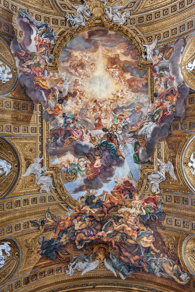 Chiesa del Gesù, interno: veduta della volta della navata centrale con "Il Trionfo del Nome di Gesù", affresco del Baciccia (Giovan Battista Gaulli), 1679. La cornice dorata e gli stucchi sono di Ercole Antonio Raggi.