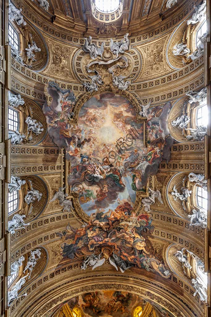 Chiesa del Gesù, interno: veduta della volta della navata centrale con "Il Trionfo del Nome di Gesù", affresco del Baciccia (Giovan Battista Gaulli), 1679. La cornice dorata e gli stucchi sono di Ercole Antonio Raggi.