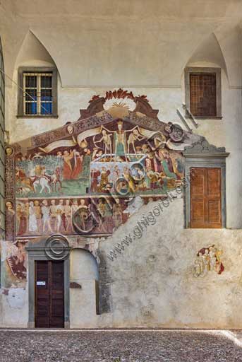 Clusone, Oratorio dei Disciplini o di San Bernardino, facciata: affreschi  "Trionfo della Morte" (parte alta) e "Danza Macabra" (parte bassa), 1485. Opera dell'artista clusonese Giacomo Borlone De Buschis.