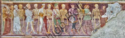  Clusone, Oratory of Disciplini or St. Bernardino, façade: frescoes with the Triumph of Death on the top and a Dance of Death (Macabre Dance) in the lower register (1485). All the frescoes are by Giacomo Borlone De Buschis.Detail of the "Dance of Death" with the meeting between three dead and three living people.