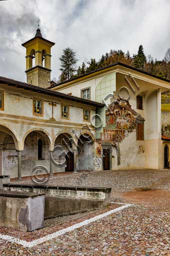 Clusone, Oratorio dei Disciplini o di San Bernardino, facciata: affreschi  "Trionfo della Morte" (parte alta) e "Danza Macabra" (parte bassa), 1485. Opera dell'artista clusonese Giacomo Borlone De Buschis.Dettaglio del Trionfo della Morte: La Morte si trova sopra un sarcofago al cui interno si trovano ormai privi di vita il Papa e l’Imperatore con intorno serpenti, rospi e scorpioni (simboli di superbia e morte improvvisa). La Morte tiene in mando grossi cartigli che ricordano che  tutti sono destinati a lasciare il mondo terreno.