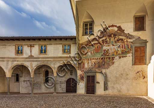 Clusone, Oratorio dei Disciplini o di San Bernardino, decorato esternamente dagli affreschi del 1485 "Trionfo della Morte" (parte alta) e "Danza Macabra" (parte bassa) e internamente da affreschi del 1471 "Vita di Gesù".  Tutti gli affreschi sono opera dell'artista clusonese Giacomo Borlone De Buschis.