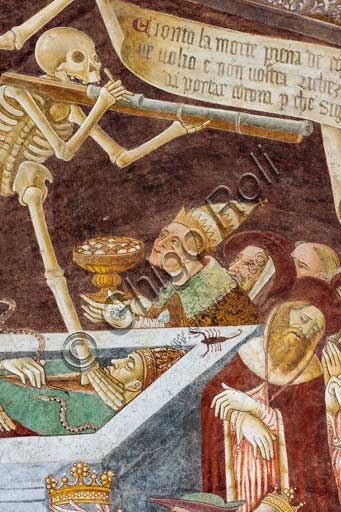  Clusone, Oratory of Disciplini or St. Bernardino, façade: frescoes with the Triumph of Death on the top and a Dance of Death (Macabre Dance) in the lower register (1485). All the frescoes are by Giacomo Borlone De Buschis.Detail of the Triumph of Death standing on a sarcophagus where the dead Pope and the Emperor lie. Theay are surrounded by serpents, scorpions and toads (symbols of pride and sudden death). Death hold big scrolls to remind everyone that Life is not everlasting.