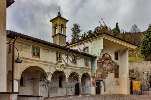 Clusone, Oratorio dei Disciplini o di San Bernardino, decorato esternamente dagli affreschi del 1485 "Trionfo della Morte" (parte alta) e "Danza Macabra" (parte bassa) e internamente da affreschi del 1471 "Vita di Gesù".  Tutti gli affreschi sono opera dell'artista clusonese Giacomo Borlone De Buschis.