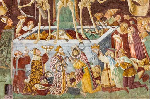Oratorio dei Disciplini o di San Bernardino, decorato esternamente dagli affreschi del 1485 "Trionfo della Morte" e "Danza Macabra", dell'artista clusonese Giacomo Borlone De Buschis: particolare.