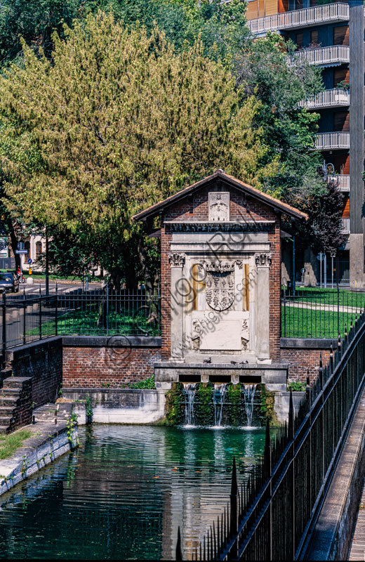  One of the twelve sluices in Conca del Naviglio street.