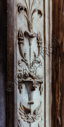 Libreria Piccolomini:  portale con cancellata in bronzo di Antonio di Giacomo Ormanni, detto Toniolo. Particolare di una lesena del portale interno con motivi a grottesche.