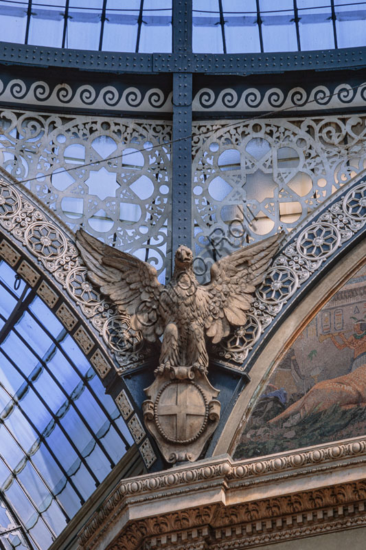 Galleria Vittorio Emanuele II, inaugurata nel 1867.  Particolare di una scultura angolare in ferro raffigurante un’aquila.