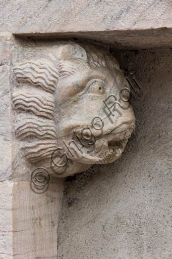 Bormio, Collegiata dei Santi Gervasio e Protasio (patroni di Bormio), facciata: particolare di uno dei portali laterali con testa di leone.