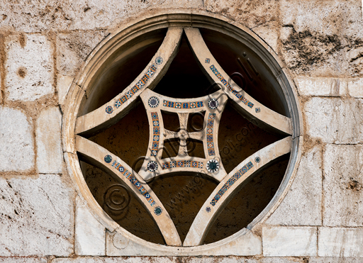 Spoleto, Chiesa di San Pietro, la facciata, caratterizzata da rilievi romanici (XII secolo).Particolare di uno dei tre oculi della parte mediana con decorazioni cosmatesche.