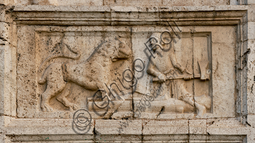 Spoleto, Chiesa di San Pietro, la facciata, caratterizzata da rilievi romanici (XII secolo). Uno dei cinque bassorilievi a sinistra del portale maggiore: "Uomo che si difende da un leone".