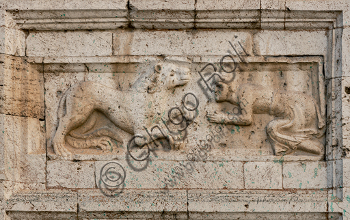 Spoleto, Chiesa di San Pietro, la facciata, caratterizzata da rilievi romanici (XII secolo). Uno dei cinque bassorilievi a sinistra del portale maggiore: "Uomo che  supplica un leone".