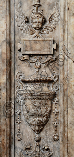 Libreria Piccolomini, prospetto marmoreo esterno della facciata, parasta: particolare di vaso con cavaliere che travolge un nemico, di Lorenzo di Mariano Fucci, detto il Marrina.