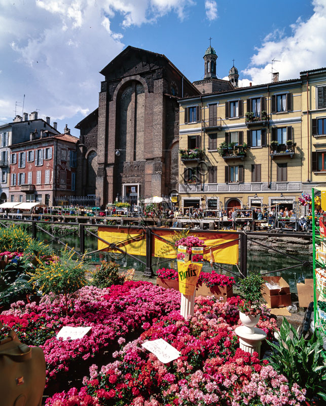 Veduta della Chiesa di S.Maria delle Grazie al Naviglio. In primo piano, alcune bancarelle di fiori.